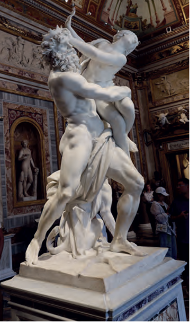 Marmorskulptur: Mann hebt Frau empor in prunkvollem Museumssaal, Besucher im Hintergrund, Gianlorenzo Bernini: Pluto entführt Proserpina.